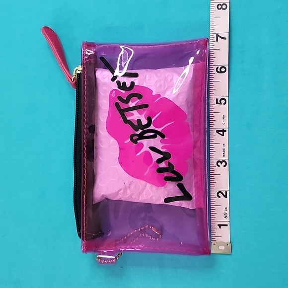 Betsy Johnson Luv Betsey Lips Pink Makeup Bag NWOT - Picture 3 of 4
